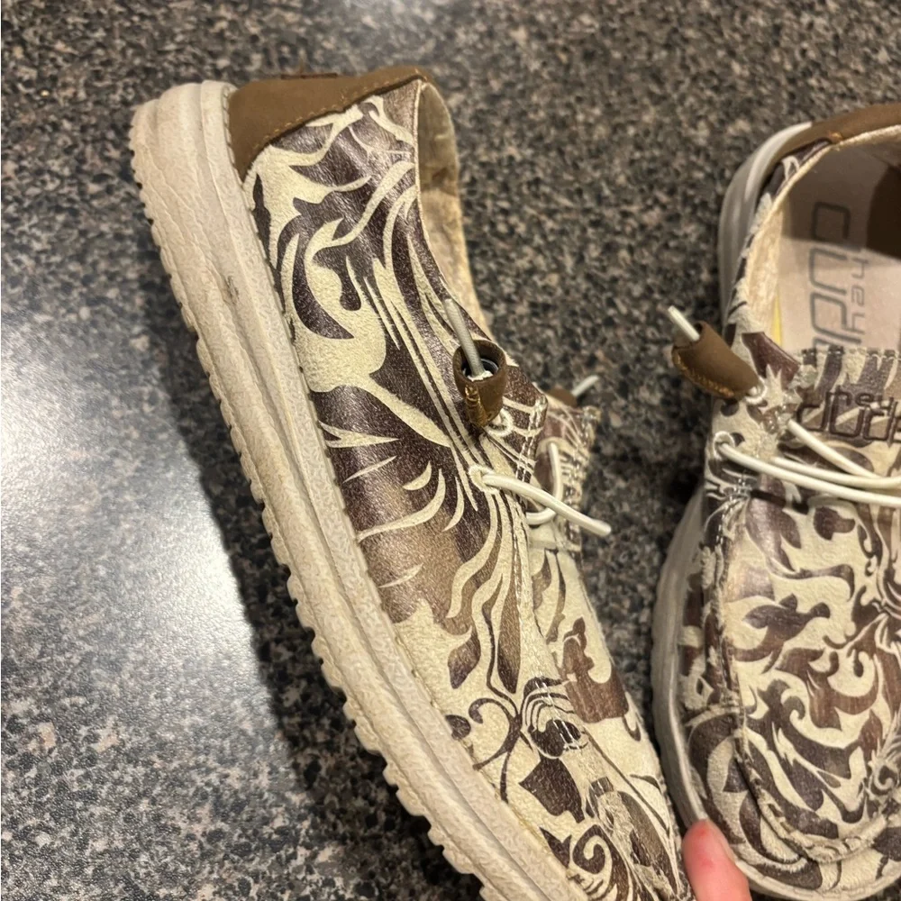 Womens embossed Hey Dudes - Picture 2 of 5